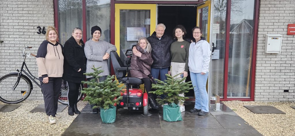 MORGEN! schenkt kerstboompjes aan Kledingbank
